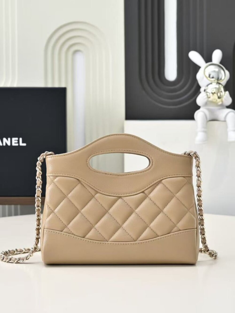 Classic Chanel Bag: A Stylish and Versatile Choice for Elegance - Picture 3 of 6